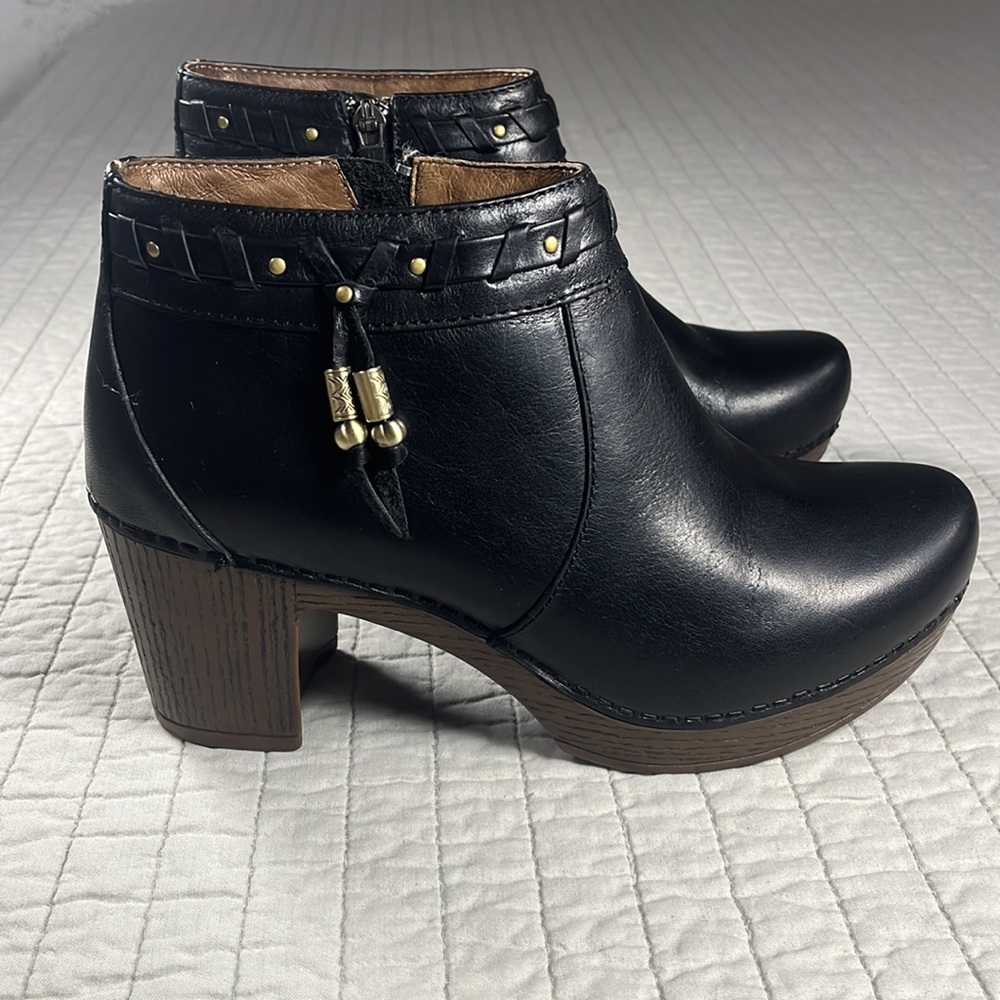 Dansko Womens Black Leather and Charm Dabney Clog Heel Ankle Bootie, Sz 38/7.5-8